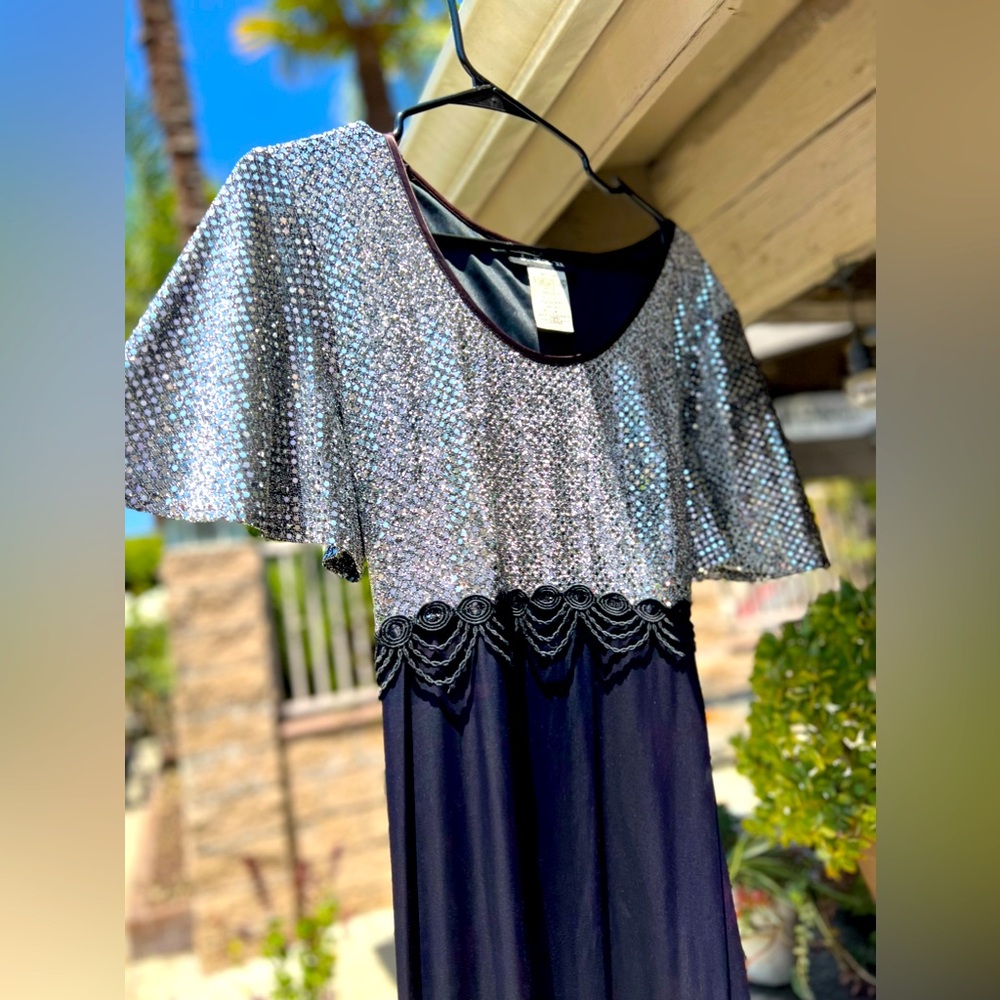 Beautiful vintage dress 🪩 silver and silk
